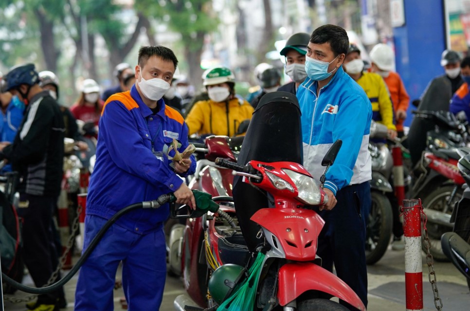 Gi&aacute; xăng dầu h&ocirc;m nay 8/8: Dầu diesel gần đ&aacute;y, xăng E10 v&agrave; RON 92 giảm rẻ hơn đỉnh 9.000 đồng, gi&aacute; lăn b&aacute;nh VinFast VF 7