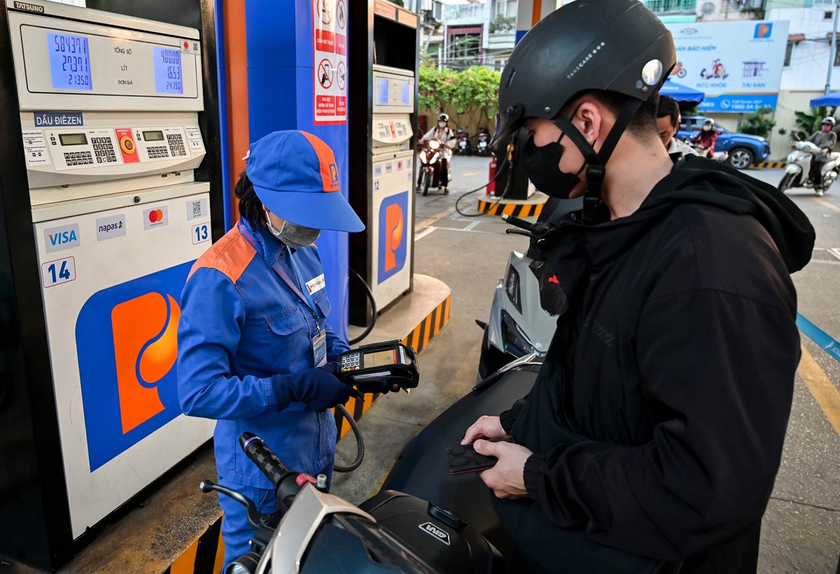 Gi&aacute; xăng dầu h&ocirc;m nay 9/8: Xăng E10 RON95 v&agrave; E5 RON92 đ&atilde; \'rộng cửa\' về 17.000 đồng, Diesel rẻ, gi&aacute; đầy b&igrave;nh xe m&aacute;y Yamaha