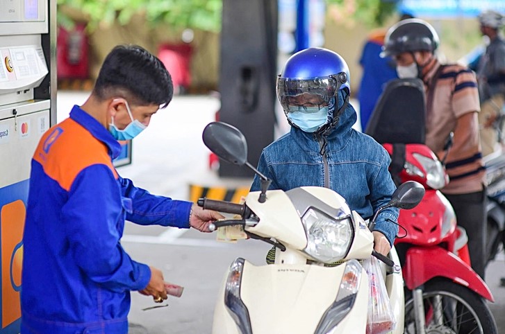 Gi&aacute; xăng dầu h&ocirc;m nay 9/8: Xăng RON 92 rất gần đ&aacute;y, E10 đ&atilde; thấp hơn đỉnh tới 9.231 đồng, bảng gi&aacute; đầy b&igrave;nh xe ga 110cc