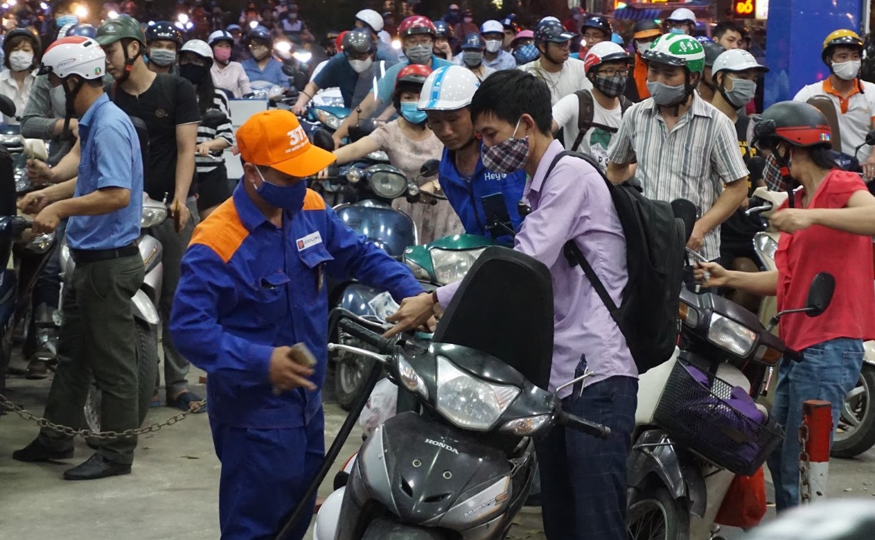 Gi&aacute; xăng dầu tối nay 5/8: Xăng E10 v&agrave; RON 92 giảm s&aacute;t đ&aacute;y, dầu diesel đang \'rẻ như b&egrave;o\', bảng gi&aacute; đầy b&igrave;nh c&aacute;c mẫu xe số
