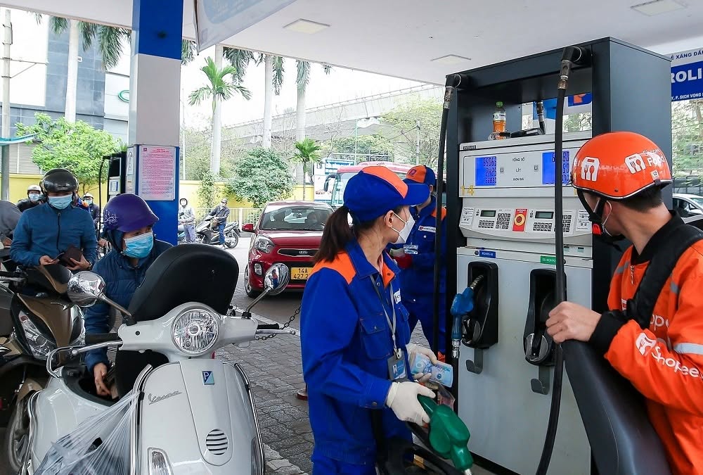Gi&aacute; xăng dầu chiều nay 9/8: Xăng RON 92 v&agrave; E10 vừa về s&aacute;t đ&aacute;y, lại sắp giảm tiếp cực rẻ, gi&aacute; đầy b&igrave;nh xe ga 150-160cc
