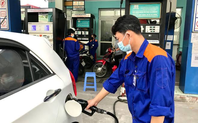 Gi&aacute; xăng dầu h&ocirc;m nay 10/8: Xăng E10 giảm s&acirc;u, chỉ c&ograve;n c&aacute;ch đ&aacute;y hơn 2.000 đồng, RON 92 &lsquo;rẻ b&egrave;o&rsquo;, gi&aacute; đầy b&igrave;nh &ocirc; t&ocirc; Honda