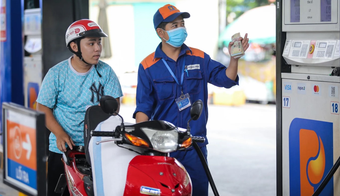Gi&aacute; xăng dầu trưa nay 9/8: Dầu diesel rẻ, RON 92 v&agrave; E10 giảm c&aacute;ch đ&aacute;y hơn 2.000 đồng, gi&aacute; lăn b&aacute;nh Toyota Veloz Cross