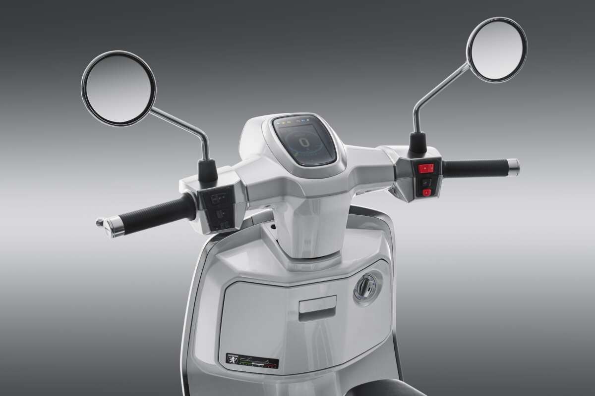 Tin xe hot 9/8: Đối thủ &lsquo;một 9 một 10&rsquo; với Honda SH tr&igrave;nh l&agrave;ng với thiết kế cực sang, c&oacute; ABS 2 k&ecirc;nh, gi&aacute; &lsquo;mềm&rsquo;