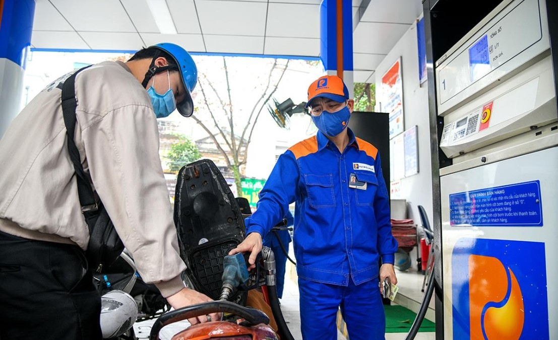 Gi&aacute; xăng dầu chiều nay 10/8: Xăng RON 92 rất gần đ&aacute;y, E10 &lsquo;rộng cửa&rsquo; xuống 19.000 đồng/l&iacute;t, bảng gi&aacute; đầy b&igrave;nh &ocirc; t&ocirc; Mazda
