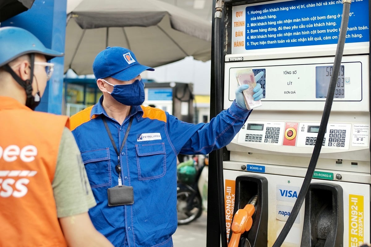 Gi&aacute; xăng dầu h&ocirc;m nay 11/8: E10 RON95 rẻ hơn 9.000 đồng từ đỉnh, E5 RON92 sắp về 17.000 đồng, gi&aacute; đầy b&igrave;nh xe m&aacute;y Piaggio