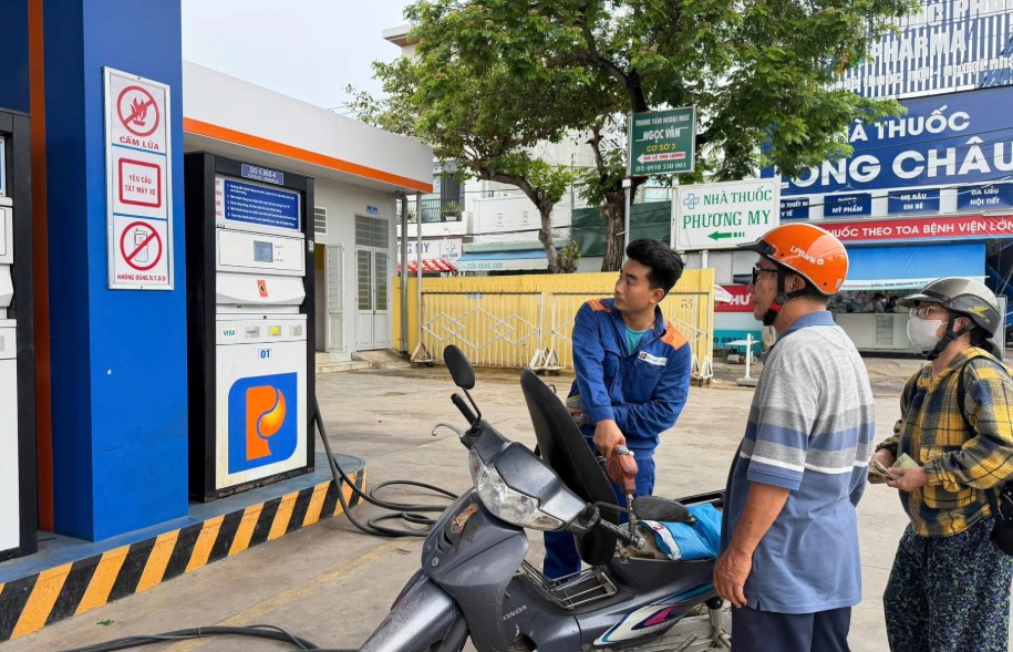 Gi&aacute; xăng dầu trưa nay 10/8: E10 &lsquo;s&aacute;ng cửa&rsquo; về dưới 18.000 đồng/l&iacute;t, RON 92 đ&atilde; rẻ hơn 8.300 đồng, gi&aacute; lăn b&aacute;nh Honda CR-V
