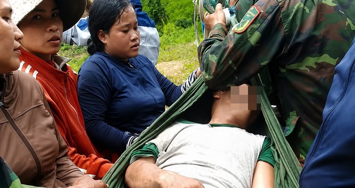 Ph&aacute;t hiện người đ&agrave;n &ocirc;ng nguy kịch nằm giữa rừng, hiện trường ph&aacute;t hiện nhiều dấu ch&acirc;n đ&aacute;ng ngờ