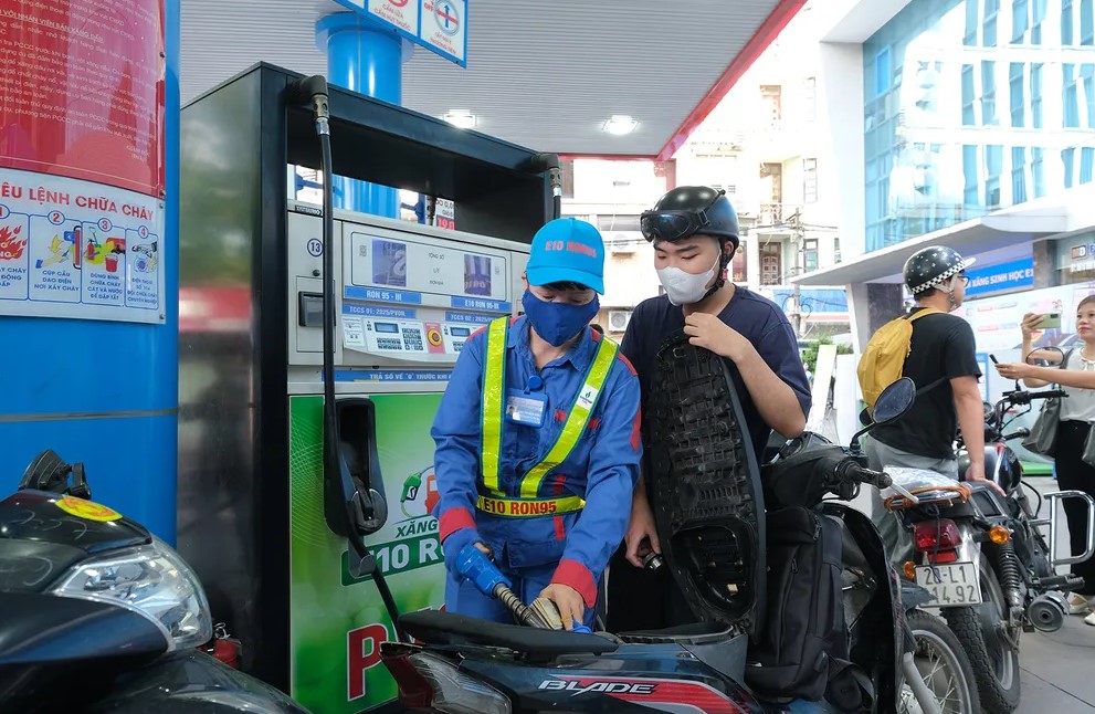 Gi&aacute; xăng dầu chiều nay 11/8: Xăng E10 giảm về c&aacute;ch đ&aacute;y 2.321 đồng, RON 92 đang rất rẻ, gi&aacute; lăn b&aacute;nh Mitsubishi Xforce