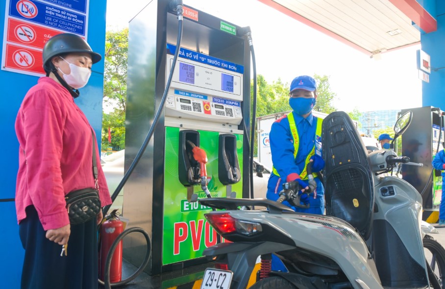 Gi&aacute; xăng dầu h&ocirc;m nay 12/8: Dầu diesel rẻ hơn đỉnh 17.236 đồng, RON 92 v&agrave; E10 &lsquo;b&aacute;n như cho&rsquo;, gi&aacute; lăn b&aacute;nh VinFast VF 5