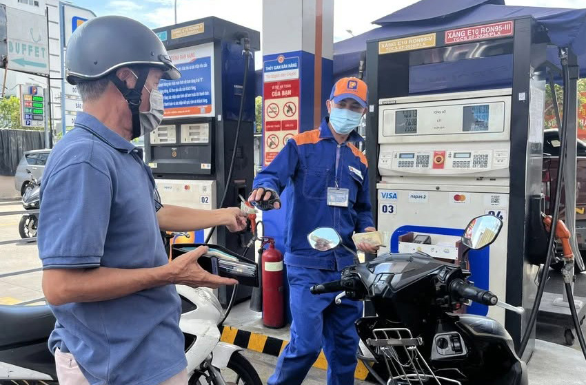 Gi&aacute; xăng dầu tối nay 11/8: Xăng RON 92 giảm s&acirc;u c&aacute;ch đ&aacute;y 2.537 đồng, E10 rẻ hơn đỉnh 9.096 đồng, bảng gi&aacute; đầy b&igrave;nh xe số