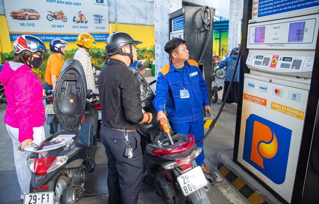 Gi&aacute; xăng dầu trưa 11/8: Dầu diesel s&aacute;t đ&aacute;y, xăng RON 92 v&agrave; E10 rẻ hơn đỉnh 8.300-9.000 đồng, gi&aacute; lăn b&aacute;nh Hyundai Accent