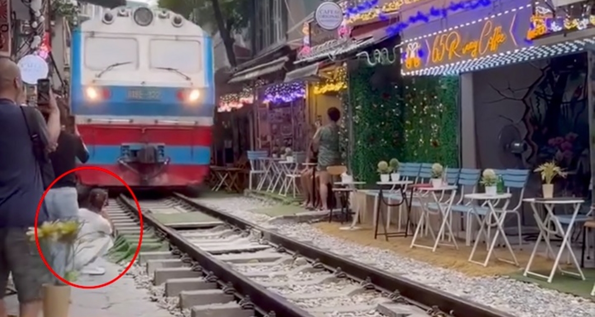 Th&ocirc;ng tin bất ngờ về c&ocirc; g&aacute;i ngồi s&aacute;t đường ray quay clip, bị t&agrave;u hỏa hất văng điện thoại tại H&agrave; Nội