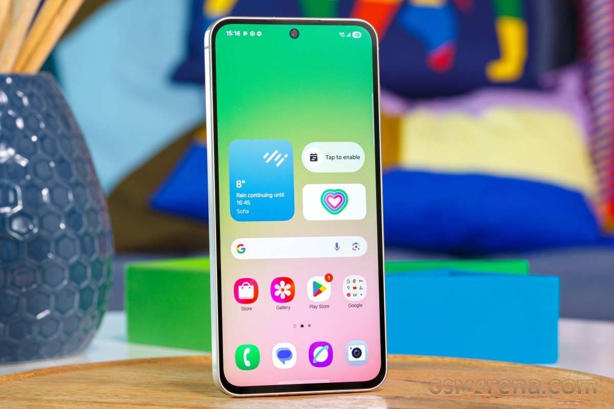 Galaxy A56 5G rẻ sập s&agrave;n th&aacute;ng 8, vua tầm trung một thời c&oacute; m&agrave;n xịn hơn iPhone 17e, ngang iPhone 17