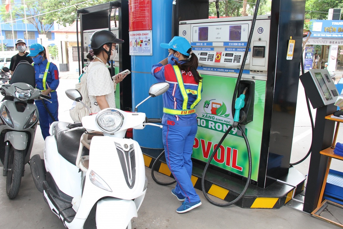 Gi&aacute; xăng dầu h&ocirc;m nay 12/8: E10 RON95 v&agrave; E5 RON92 \'nh&igrave;n thấy đ&aacute;y\' 17.000 đồng, Diesel rẻ b&egrave;o, gi&aacute; đầy b&igrave;nh xe m&aacute;y Yamaha