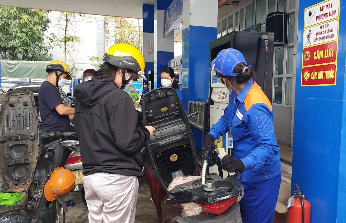 Gi&aacute; xăng dầu chiều nay 12/8: Xăng E10 đ&atilde; rẻ hơn đỉnh 9.096 đồng, RON 92 sắp về đ&aacute;y mới cực rẻ, gi&aacute; đầy b&igrave;nh xe ga 110cc