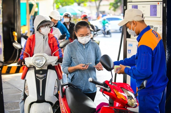 Gi&aacute; xăng dầu h&ocirc;m nay 13/8: Xăng E10 sắp rơi &lsquo;xuy&ecirc;n đ&aacute;y&rsquo;, RON 92 giảm c&aacute;ch đỉnh 8.300 đồng, gi&aacute; lăn b&aacute;nh VinFast VF 9 rẻ
