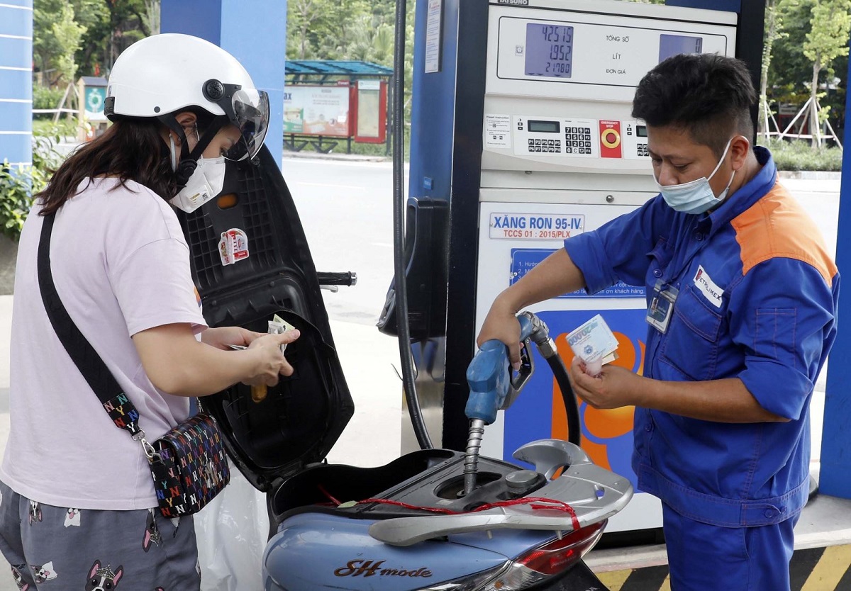 Gi&aacute; xăng dầu h&ocirc;m nay 13/8: Xăng E10 RON95 sẽ về 17.000 đồng chiều nay? E5 RON92 c&oacute; thể rẻ hơn, Gi&aacute; đầy b&igrave;nh xe m&aacute;y Honda