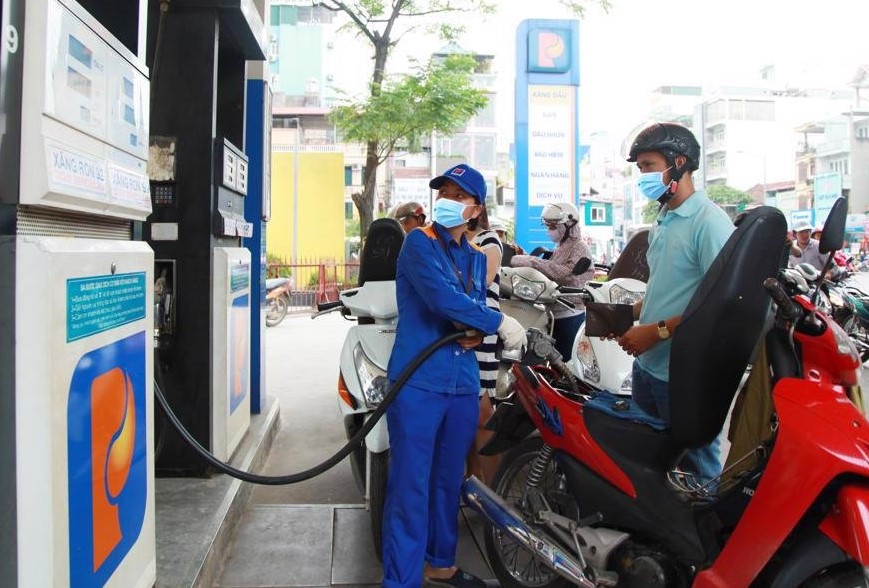 Gi&aacute; xăng dầu tối nay 12/8: Xăng E10 sắp tụt &lsquo;thủng đ&aacute;y&rsquo;, RON 92 rẻ hơn đỉnh gần 8.500 đồng, gi&aacute; đầy b&igrave;nh xe ga 150-160cc