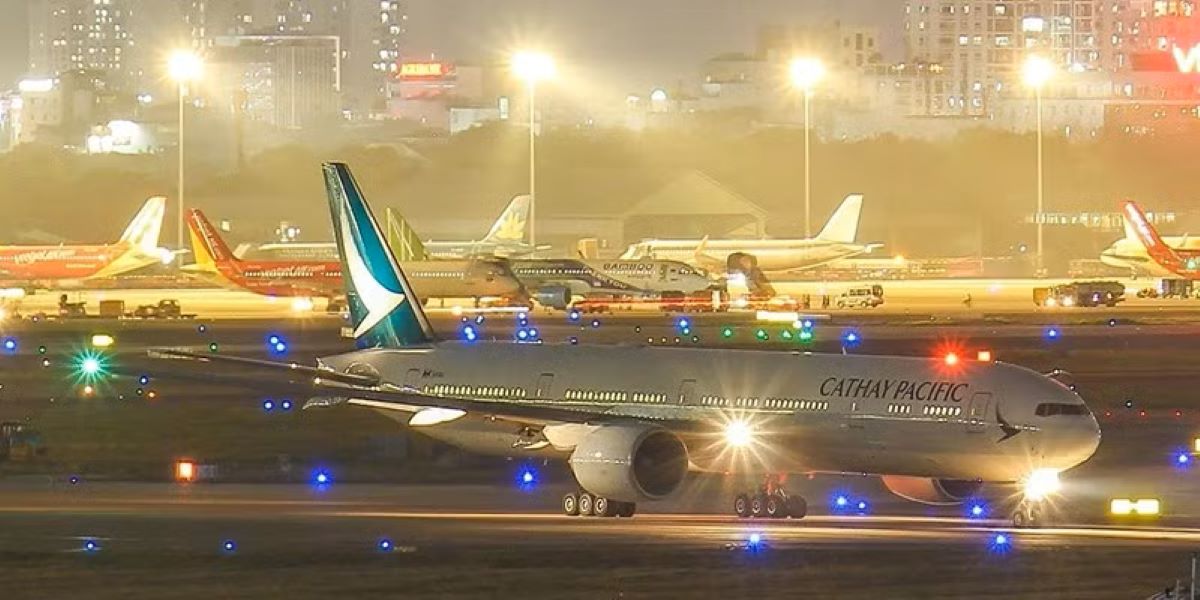 S&acirc;n b&acirc;y T&acirc;n Sơn Nhất tạm dừng khai th&aacute;c khẩn cấp: Điều g&igrave; khiến h&agrave;ng loạt chuyến bay bị ảnh hưởng?