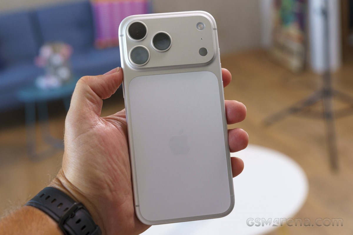 Cập nhật bảng gi&aacute; iPhone 17 th&aacute;ng 8/2026: iPhone 17 Pro Max cực rẻ, iPhone Air dễ mua hơn iPhone 17