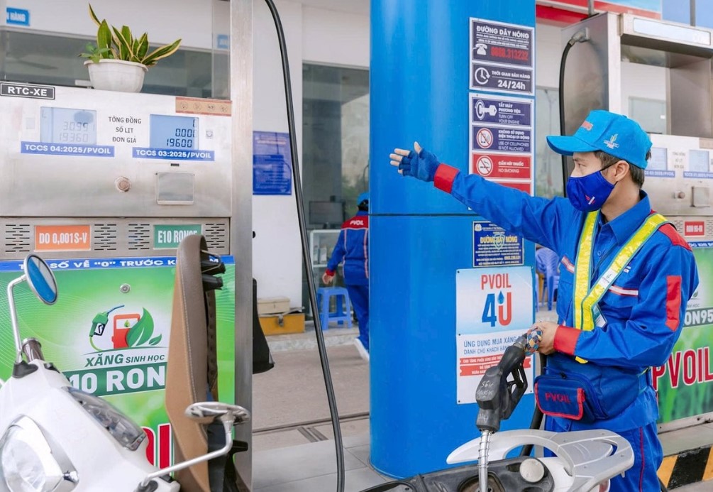 Gi&aacute; xăng dầu chiều nay 13/8: Xăng RON 92 v&agrave; E10 giảm kỳ thứ 2 li&ecirc;n tiếp, đang rất rẻ, gi&aacute; đầy b&igrave;nh xe c&ocirc;n tay 150-155cc