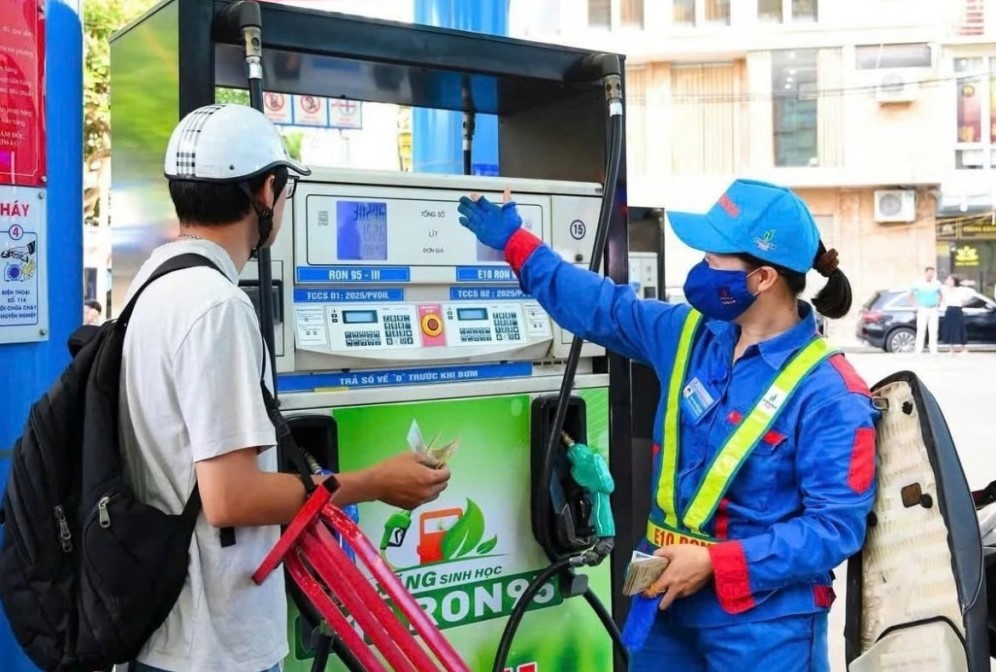 Gi&aacute; xăng dầu h&ocirc;m nay 14/8: Xăng E10 giảm &lsquo;mất phanh&rsquo;, RON 92 về gần mốc 19.000 đồng/l&iacute;t, bảng gi&aacute; đầy b&igrave;nh xe ga 125cc