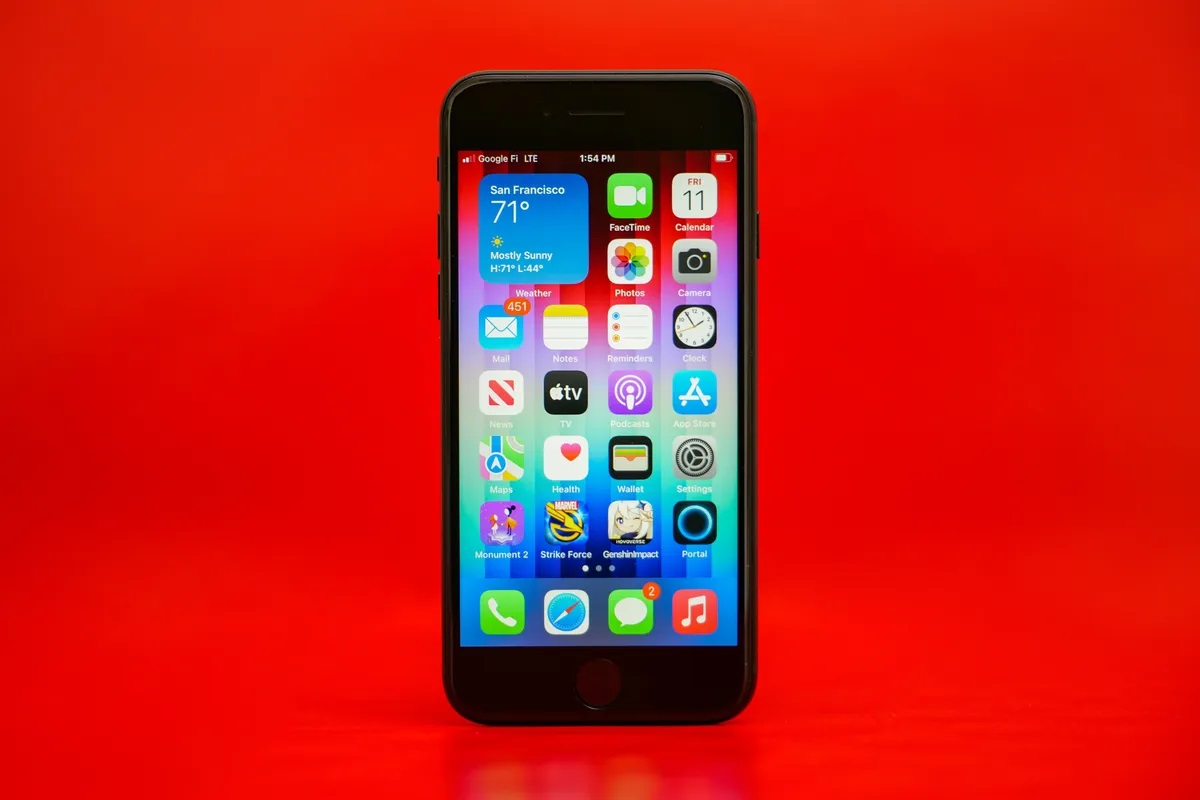 iPhone 5G nhỏ gọn rẻ nhất Việt Nam l&agrave; đ&acirc;y, mạnh như iPhone 13 Pro, chụp ảnh ngang iPhone 17e