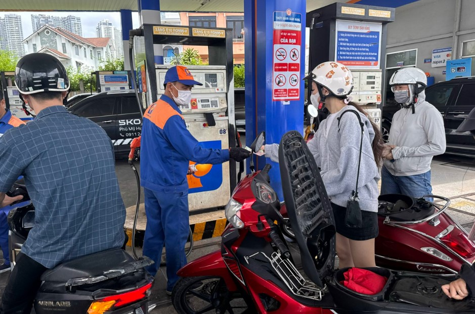 Gi&aacute; xăng dầu chiều nay 14/8: Xăng E10 RON 95 v&agrave; E5 RON 92 li&ecirc;n tục giảm, rẻ hơn đỉnh 9.000 đồng, bảng gi&aacute; đầy b&igrave;nh xe số