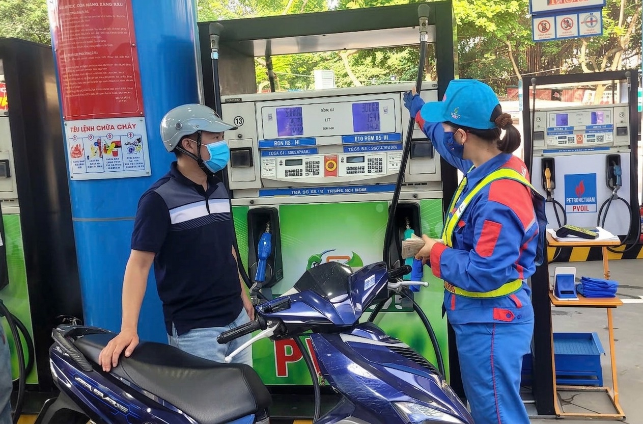 Gi&aacute; xăng dầu h&ocirc;m nay 15/8: Xăng E5 RON 92 rơi cắm đầu, E10 RON 95 sắp về dưới 18.000 đồng/l&iacute;t? Gi&aacute; lăn b&aacute;nh VinFast VF 6