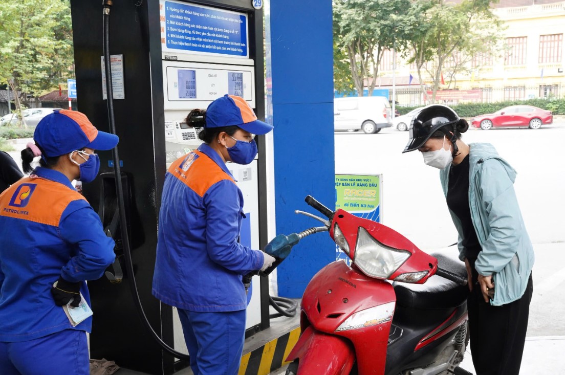 Gi&aacute; xăng dầu tối nay 14/8: Xăng E10 RON 95 tụt &lsquo;mất phanh&rsquo;, E5 RON 92 chỉ c&aacute;ch đ&aacute;y 2.044 đồng, gi&aacute; đầy b&igrave;nh xe ga 110cc
