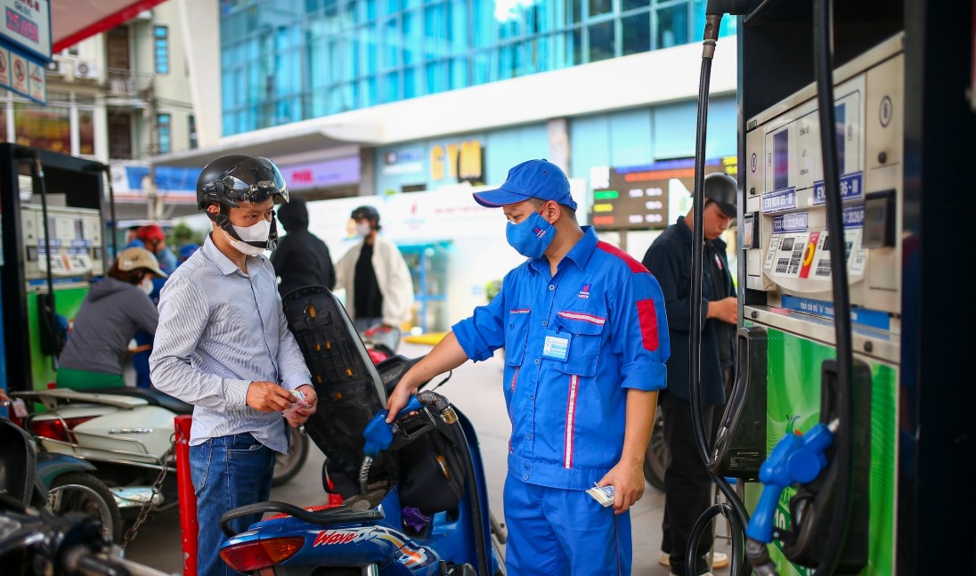 Gi&aacute; xăng dầu trưa nay 14/8: Xăng E10 giảm c&aacute;ch đ&aacute;y 2.100 đồng, RON 92 &aacute;p s&aacute;t 18.000 đồng/l&iacute;t, gi&aacute; đầy b&igrave;nh &ocirc; t&ocirc; Mazda