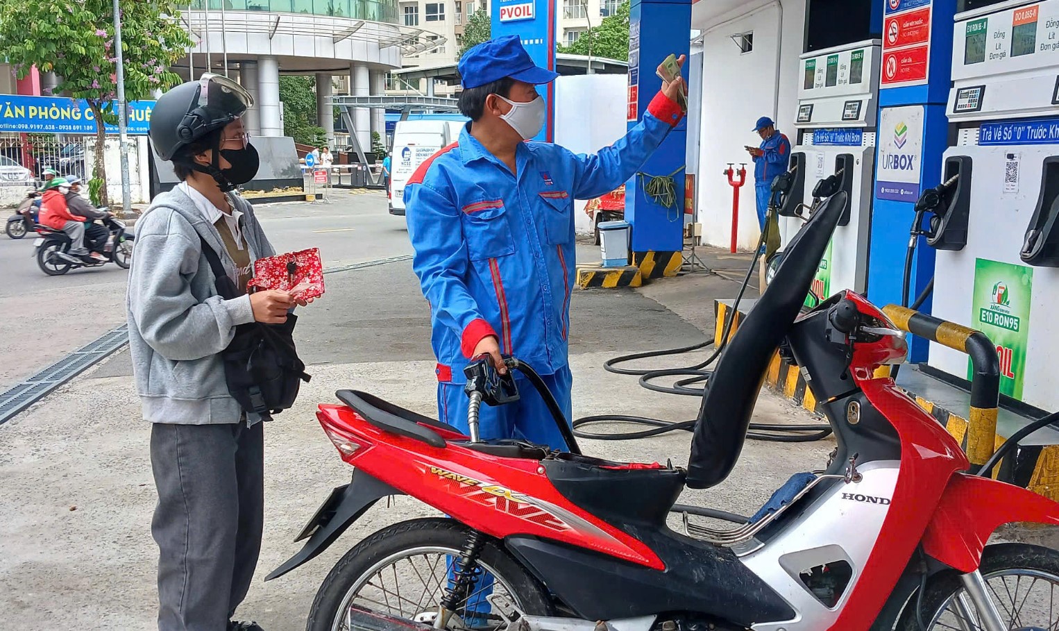 Gi&aacute; xăng dầu chiều nay 15/8: Xăng E10 v&agrave; RON 92 li&ecirc;n tục giảm, c&aacute;ch đ&aacute;y 2.000 đồng, gi&aacute; đầy b&igrave;nh xe c&ocirc;n tay 150-155cc