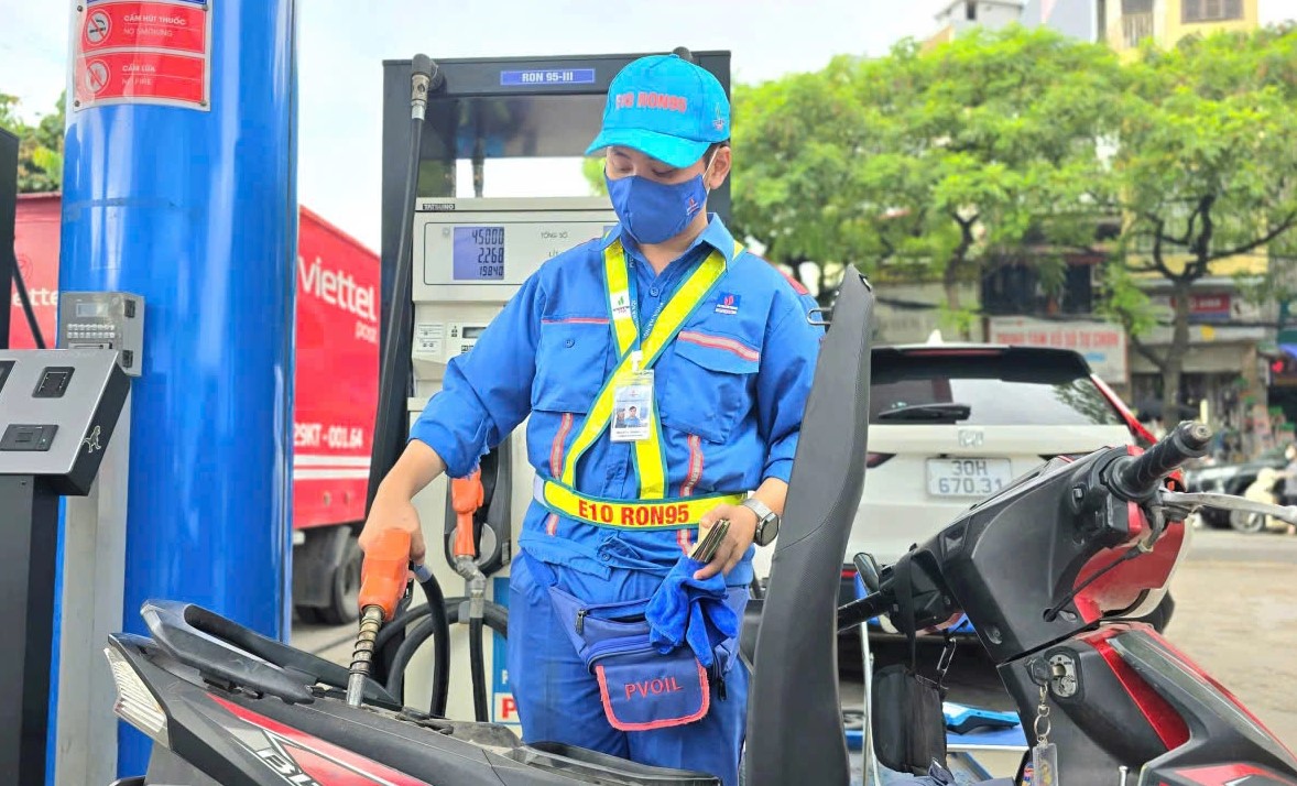 Gi&aacute; xăng dầu h&ocirc;m nay 16/8: Xăng E5 RON 92 giảm cắm đầu, E10 RON 95 rẻ hơn đỉnh 9.300 đồng, bảng gi&aacute; đầy b&igrave;nh xe ga 125cc