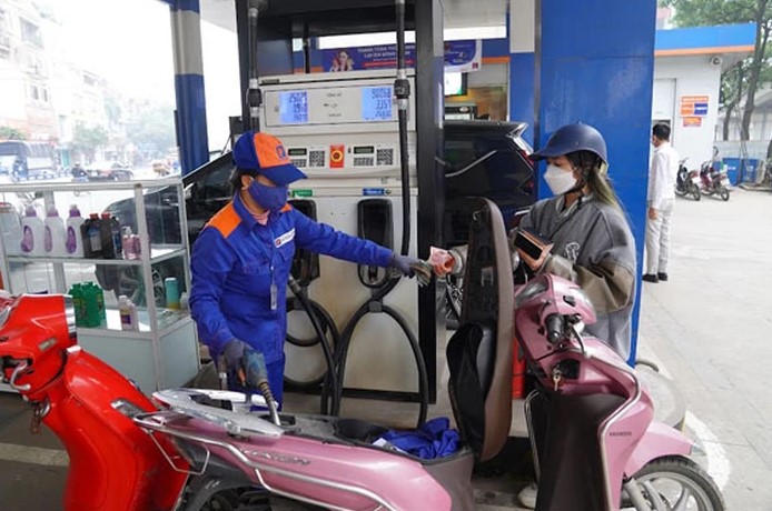 Gi&aacute; xăng dầu tối nay 15/8: Xăng RON 92 v&agrave; E10 giảm rất rẻ, dầu diesel thấp hơn đỉnh 17.500 đồng, gi&aacute; đầy b&igrave;nh &ocirc; t&ocirc; Honda