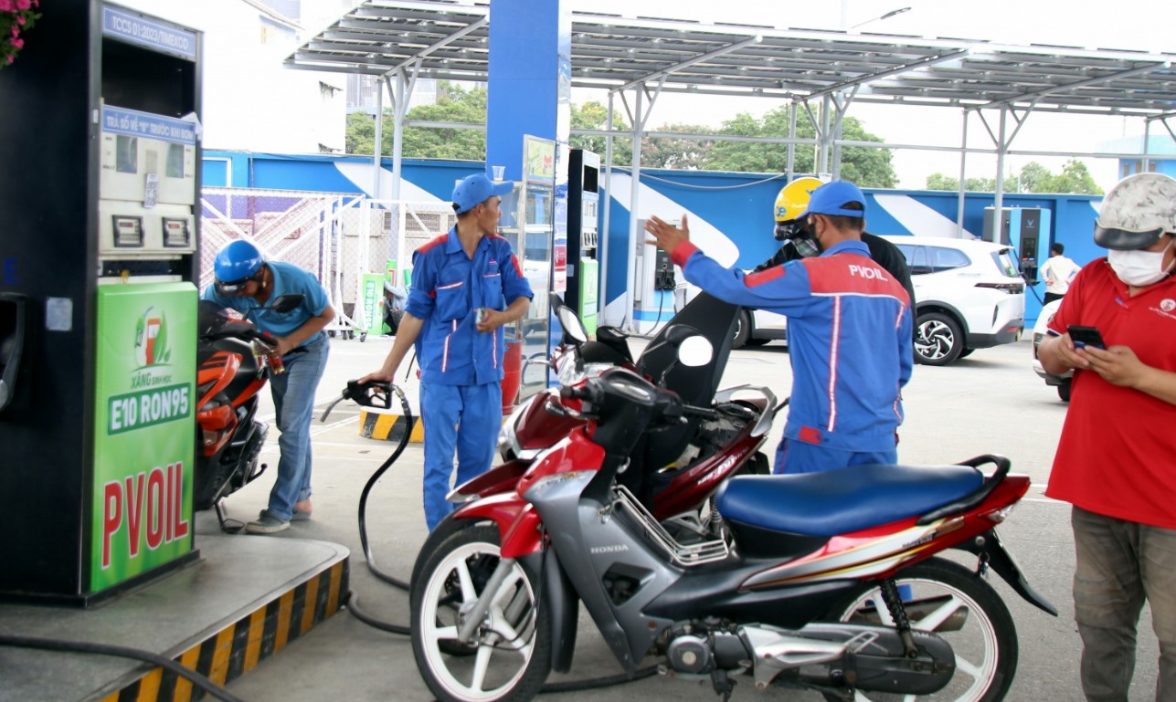Gi&aacute; xăng dầu trưa nay 15/8: Xăng E10 về gần 19.000 đồng/l&iacute;t, RON 92 rẻ hơn đỉnh 8.800 đồng, gi&aacute; đầy b&igrave;nh xe ga 150-160cc