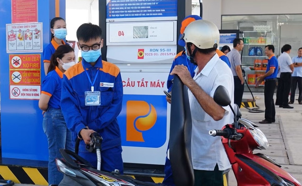 Gi&aacute; xăng dầu h&ocirc;m nay 17/8: Xăng E10 RON 95 giảm &lsquo;đứt phanh&rsquo;, E5 RON 92 xuống mức &lsquo;rẻ như b&egrave;o&rsquo;, gi&aacute; lăn b&aacute;nh VinFast VF 3