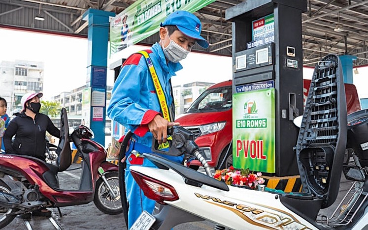 Gi&aacute; xăng dầu tối nay 16/8: Xăng E5 RON 92 rất gần đ&aacute;y, E10 RON 95 đ&atilde; rẻ hơn đỉnh 9.301 đồng, gi&aacute; đầy b&igrave;nh c&aacute;c mẫu xe số