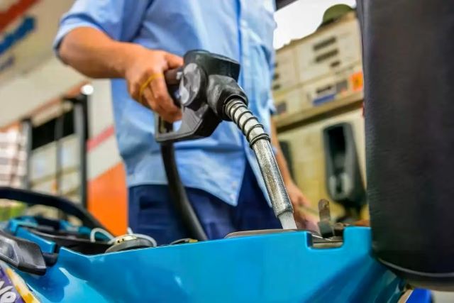 Gi&aacute; xăng dầu h&ocirc;m nay chiều 16/8: Bảng gi&aacute; MIPEC mới nhất, xăng E5 rẻ b&egrave;o, xăng E10 bao nhi&ecirc;u một l&iacute;t?
