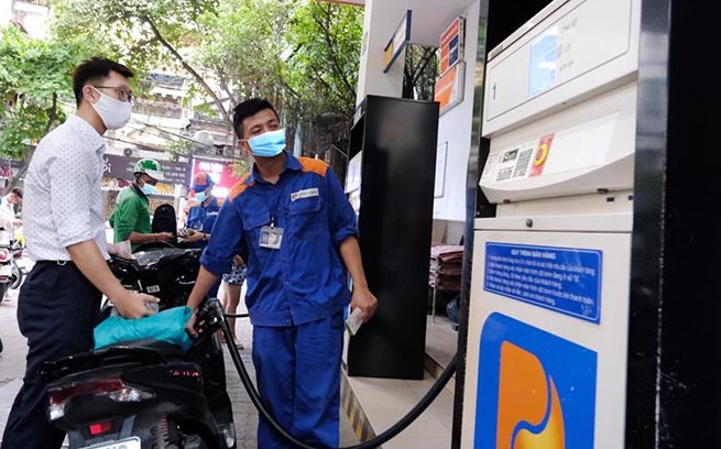 Gi&aacute; xăng dầu chiều nay 17/8: Dầu diesel giảm li&ecirc;n tục, xăng RON 92 v&agrave; E10 c&aacute;ch đ&aacute;y 2.100 đồng, gi&aacute; lăn b&aacute;nh VinFast VF 8