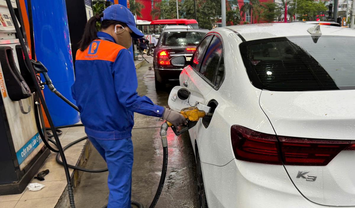 Gi&aacute; xăng dầu h&ocirc;m nay 18/8: Xăng E10 v&agrave; RON 92 c&ugrave;ng giảm s&acirc;u, dầu diesel c&aacute;ch đỉnh 17.547 đồng, gi&aacute; lăn b&aacute;nh VinFast VF 7