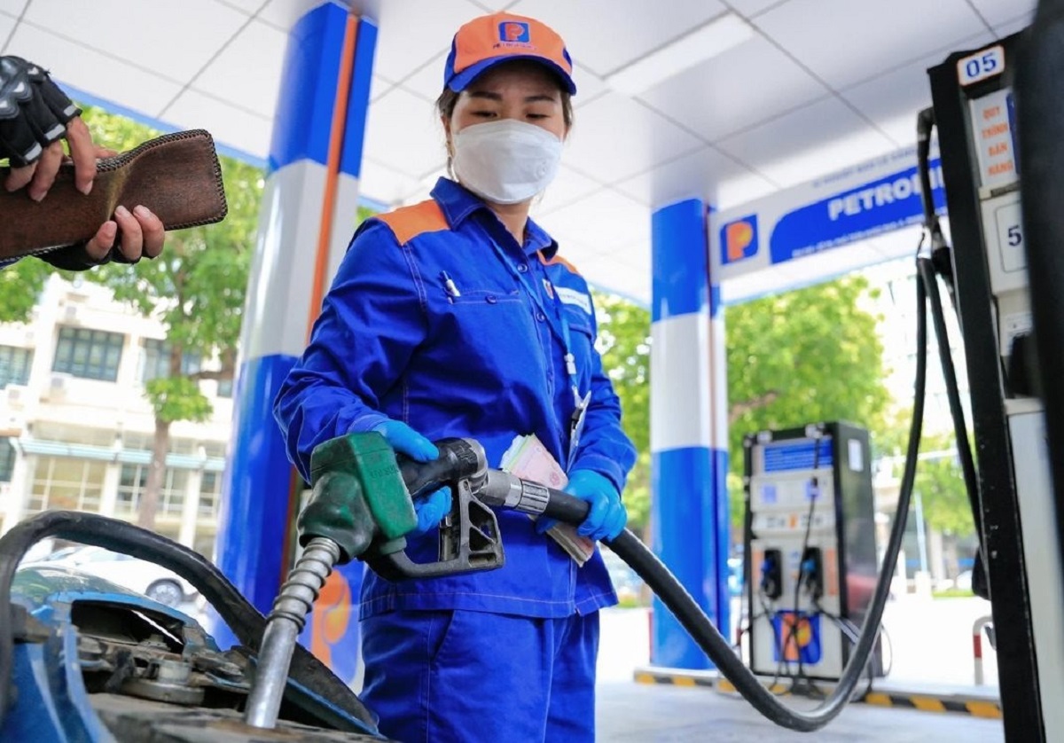 Gi&aacute; xăng dầu h&ocirc;m nay 18/8: E10 RON95 \'s&aacute;ng cửa\' về 17.000 đồng, E5 RON92 ch&iacute;nh thức \'về bờ\', gi&aacute; đầy b&igrave;nh xe m&aacute;y Piaggio