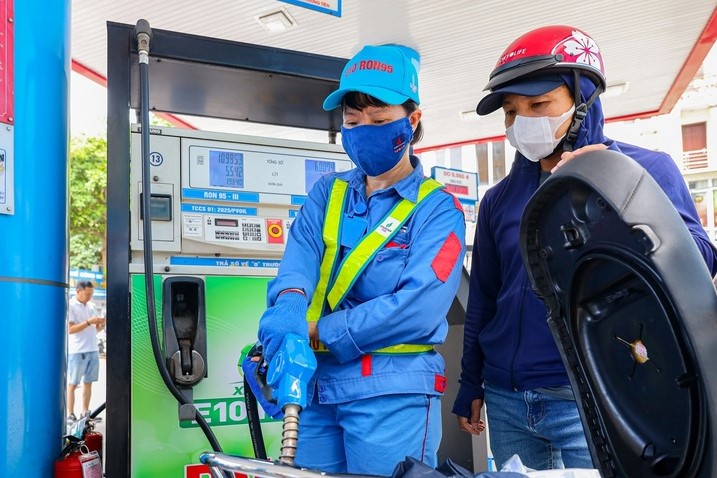 Gi&aacute; xăng dầu tối nay 17/8: xăng E5 RON 92 giảm &lsquo;sập s&agrave;n&rsquo;, E10 RON 95 c&aacute;ch đ&aacute;y mong manh, gi&aacute; đầy b&igrave;nh xe ga 150-160cc