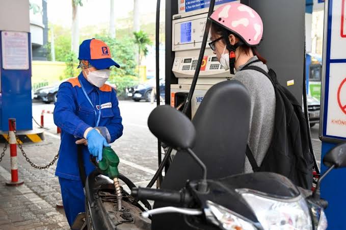 Gi&aacute; xăng dầu trưa nay 17/8: E5 RON 92 &lsquo;rẻ như rau&rsquo;, E10 RON 95 tụt 2.117 đồng nữa l&agrave; thủng đ&aacute;y, gi&aacute; đầy b&igrave;nh xe ga 110cc