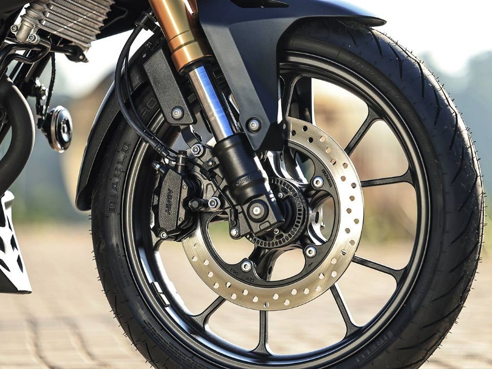 Honda ch&iacute;nh thức ra mắt &lsquo;chiến binh c&ocirc;n tay&rsquo; mới cao cấp hơn Winner R v&agrave; Yamaha Exciter: C&oacute; ABS 2 k&ecirc;nh, HSTC, gi&aacute; 'mềm' ảnh 5