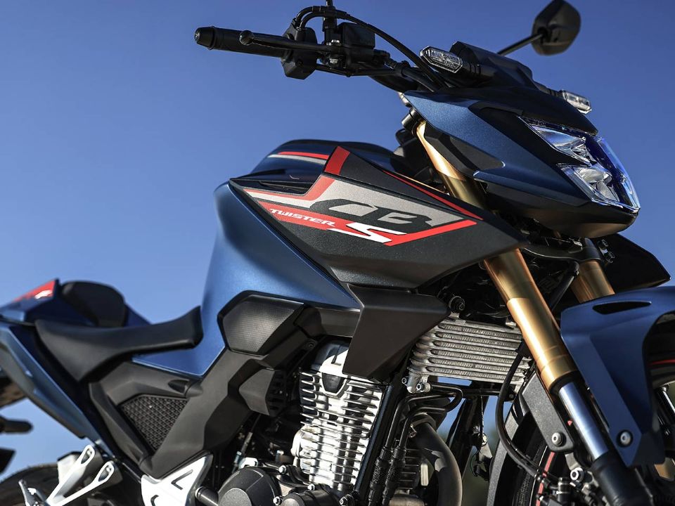 Honda ch&iacute;nh thức ra mắt &lsquo;chiến binh c&ocirc;n tay&rsquo; mới cao cấp hơn Winner R v&agrave; Yamaha Exciter: C&oacute; ABS 2 k&ecirc;nh, HSTC, gi&aacute; \'mềm\'
