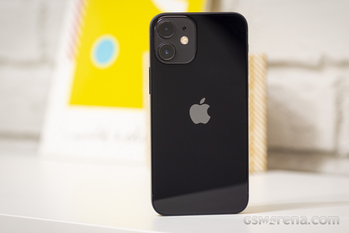 iPhone 12 Mini gi&aacute; b&aacute;n chỉ hơn 4 triệu, rẻ như cho, vẫn so k&egrave; vua Android tầm trung Galaxy A56