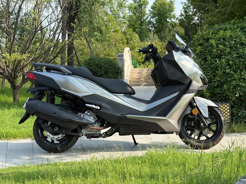 &lsquo;Kẻ hủy diệt Honda SH&rsquo; ch&iacute;nh thức ra mắt với gi&aacute; 97 triệu đồng: Động cơ 278cc mạnh mẽ, c&oacute; cả ABS v&agrave; TCS ảnh 4