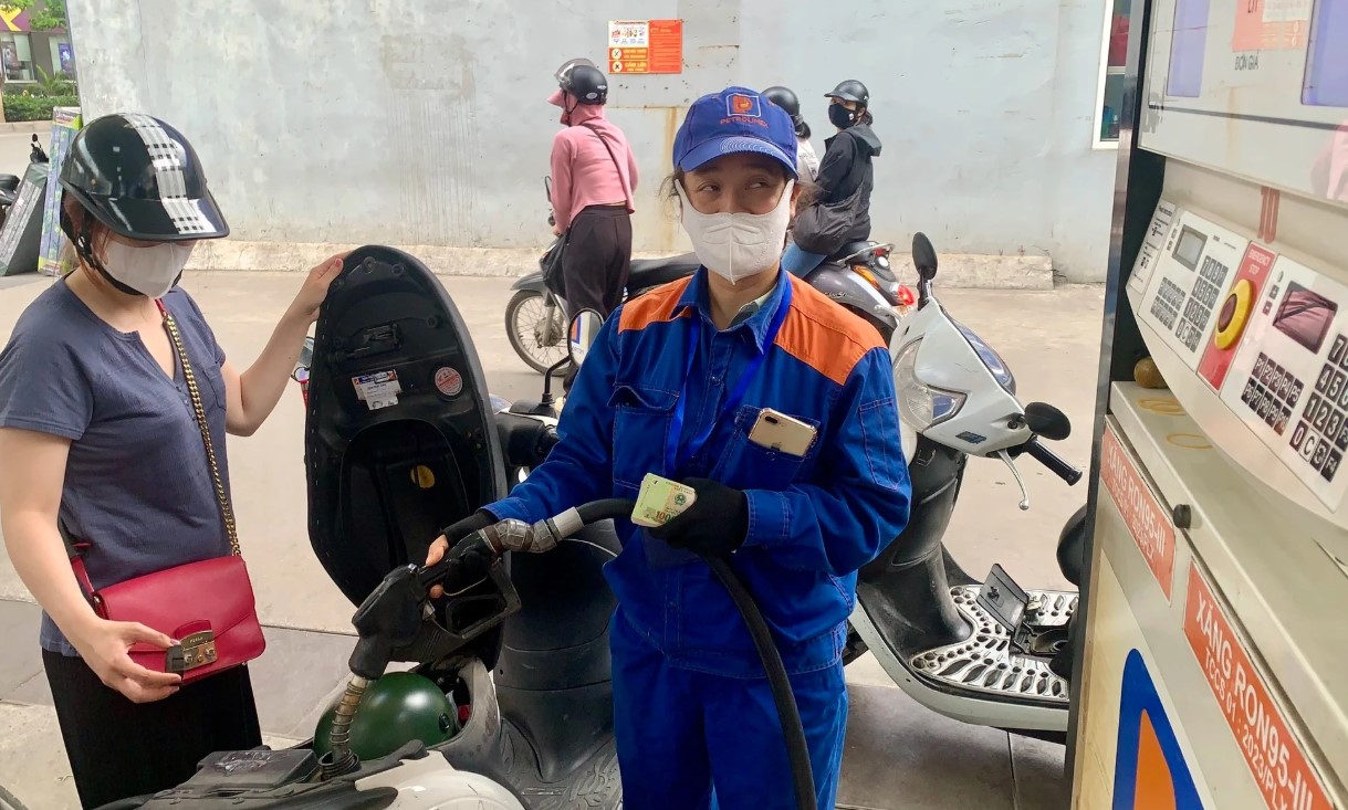 Gi&aacute; xăng dầu h&ocirc;m nay 19/8: Xăng RON 92 đ&atilde; giảm về s&aacute;t đ&aacute;y, E10 rẻ hơn đỉnh 9.300 đồng, bảng gi&aacute; đầy b&igrave;nh &ocirc; t&ocirc; Mazda
