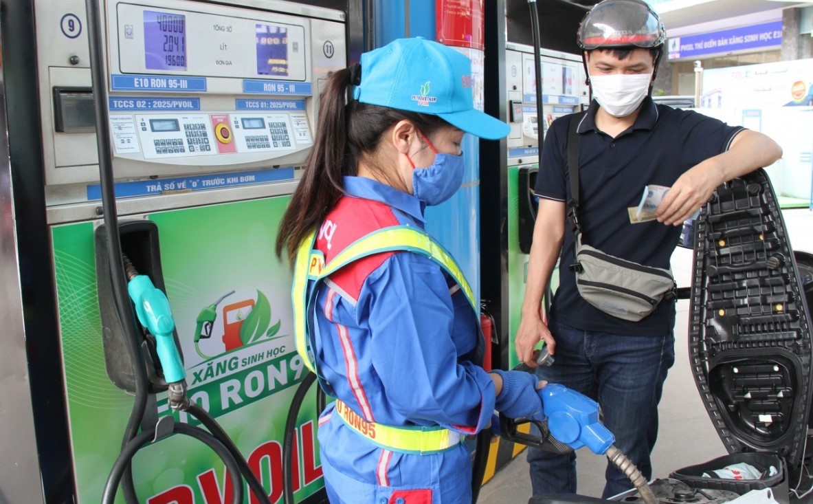 Gi&aacute; xăng dầu trưa nay 18/8: Dầu diesel &aacute;p s&aacute;t đ&aacute;y, xăng RON 92 v&agrave; E10 đ&atilde; &lsquo;rẻ như rau&rsquo;, gi&aacute; đầy b&igrave;nh xe c&ocirc;n tay 150-155cc